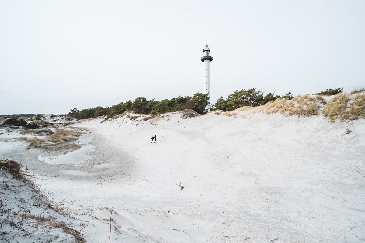 Dueodde Strand mit dem Leuchtturm auf der dänischen Insel Bornholm