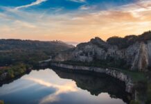 Dänische Insel Bornholm – Sonne über Gudhjem Insel Bornholm in Dänemark, mit der Sehenswürdigkeit Opalsee und Burg Hammershus