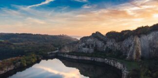Dänische Insel Bornholm – Sonne über Gudhjem Insel Bornholm in Dänemark, mit der Sehenswürdigkeit Opalsee und Burg Hammershus