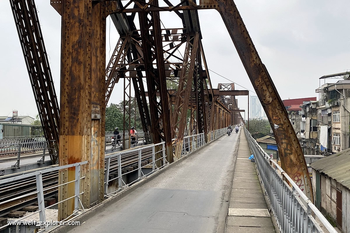 Cau Long Bien Brücke über den Roten Fluss