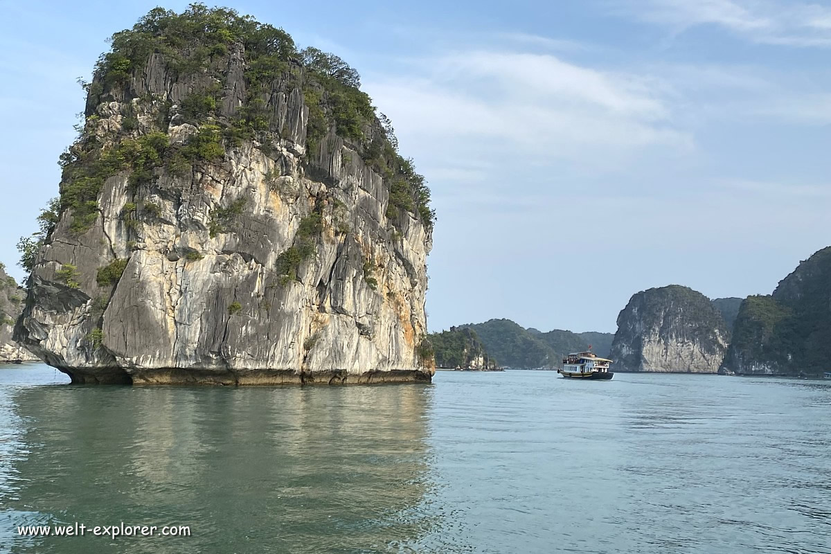 Karstfelsen mit Schiff auf Kreuzfahrt in der Halong Bay