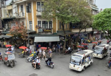 Reiseabenteuer in Vietnams Hauptstadt Hanoi Strasse im Alten Viertel Old Quarter in Vietnams Hauptstadt Hanoi