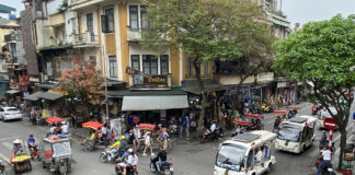 Reiseabenteuer in Vietnams Hauptstadt Hanoi Strasse im Alten Viertel Old Quarter in Vietnams Hauptstadt Hanoi