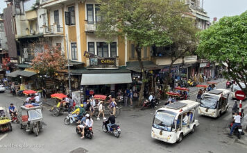 Reiseabenteuer in Vietnams Hauptstadt Hanoi Strasse im Alten Viertel Old Quarter in Vietnams Hauptstadt Hanoi