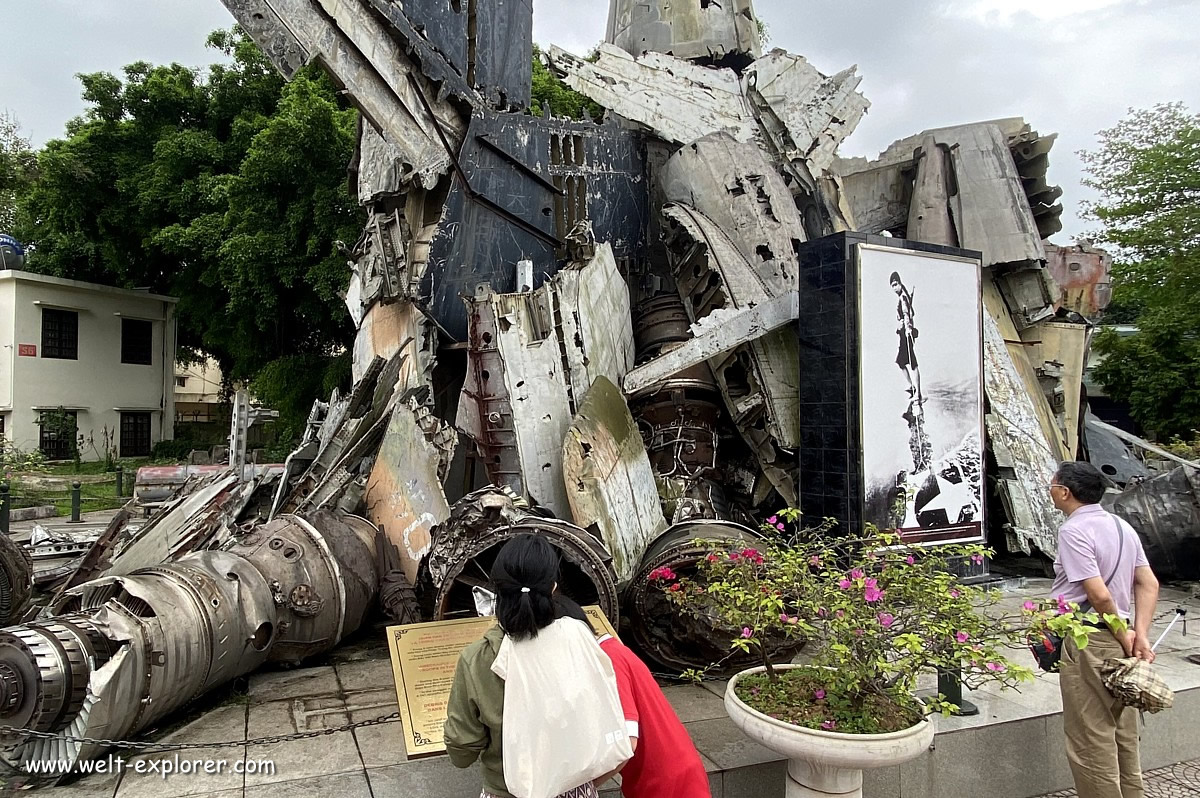 Souvenir und Monument mit Flugzeugteilen aus dem Krieg