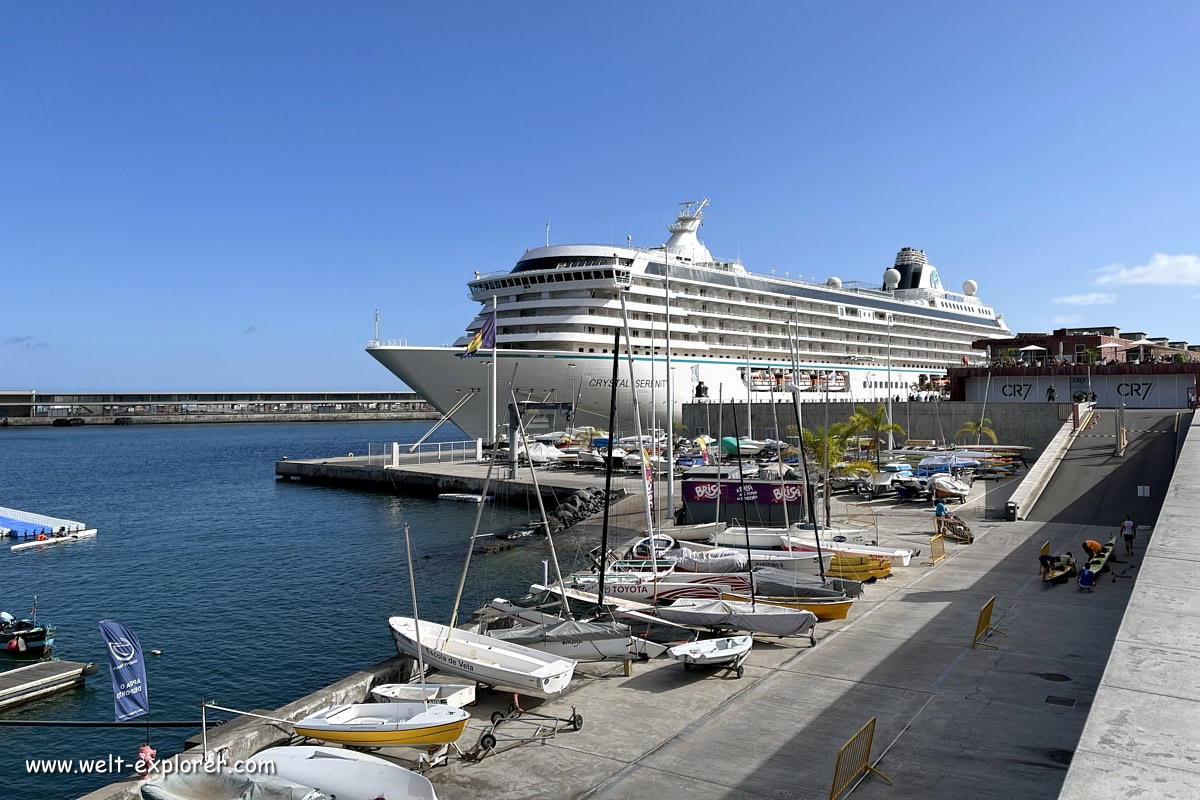 Kreuzfahrtschiff im Hafen von Funchal