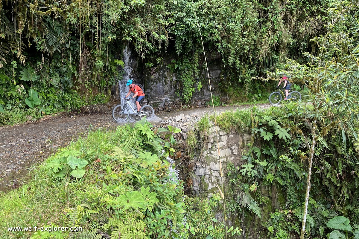 Mountainbike und Fahrrad auf der Todesstrasse