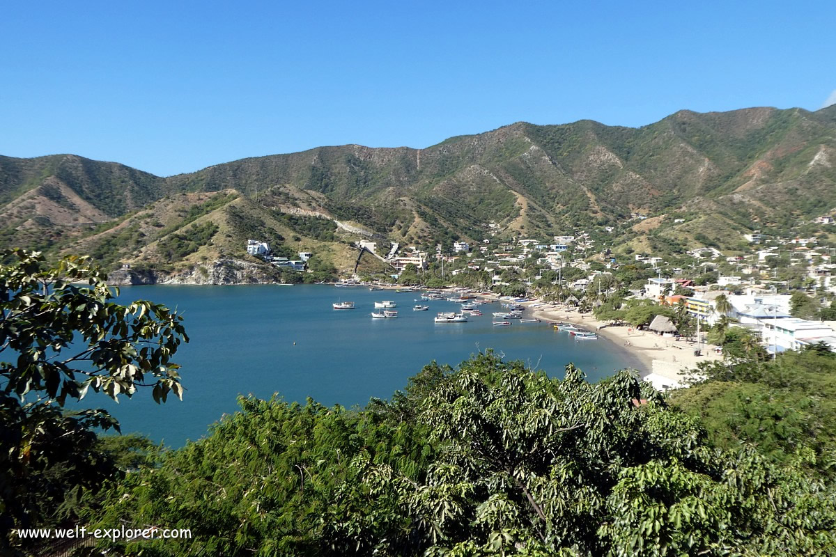 Playa und Strand in der Bucht von Taganga
