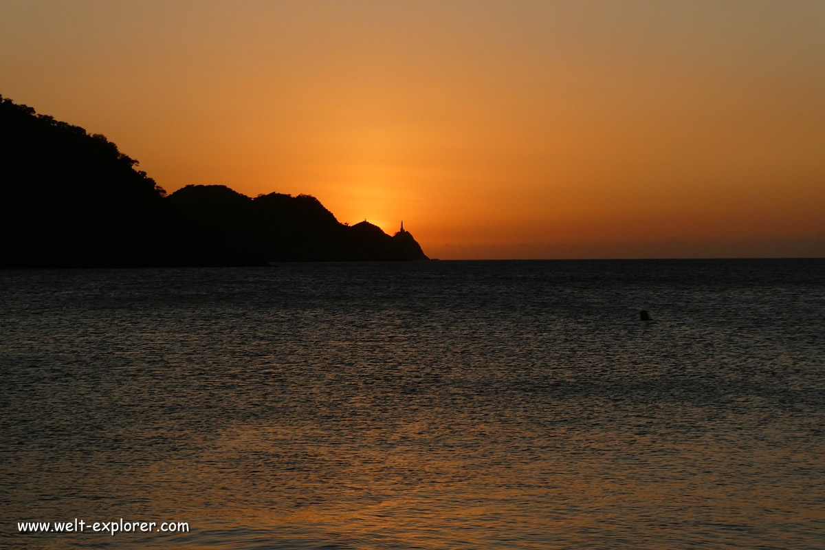 Sonnenuntergang an der Karibikküste am Strand von Taganga