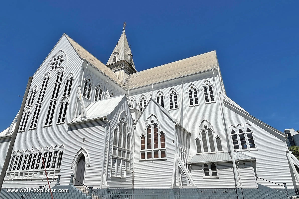 Holzkirche und Kathedrale St-George