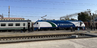 Reise mit dem Zug von Taschkent entlang der Seidenstrasse Zugreise und Bahnreise durch Usbekistan in Zentralasien