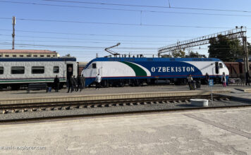 Reise mit dem Zug von Taschkent entlang der Seidenstrasse Zugreise und Bahnreise durch Usbekistan in Zentralasien