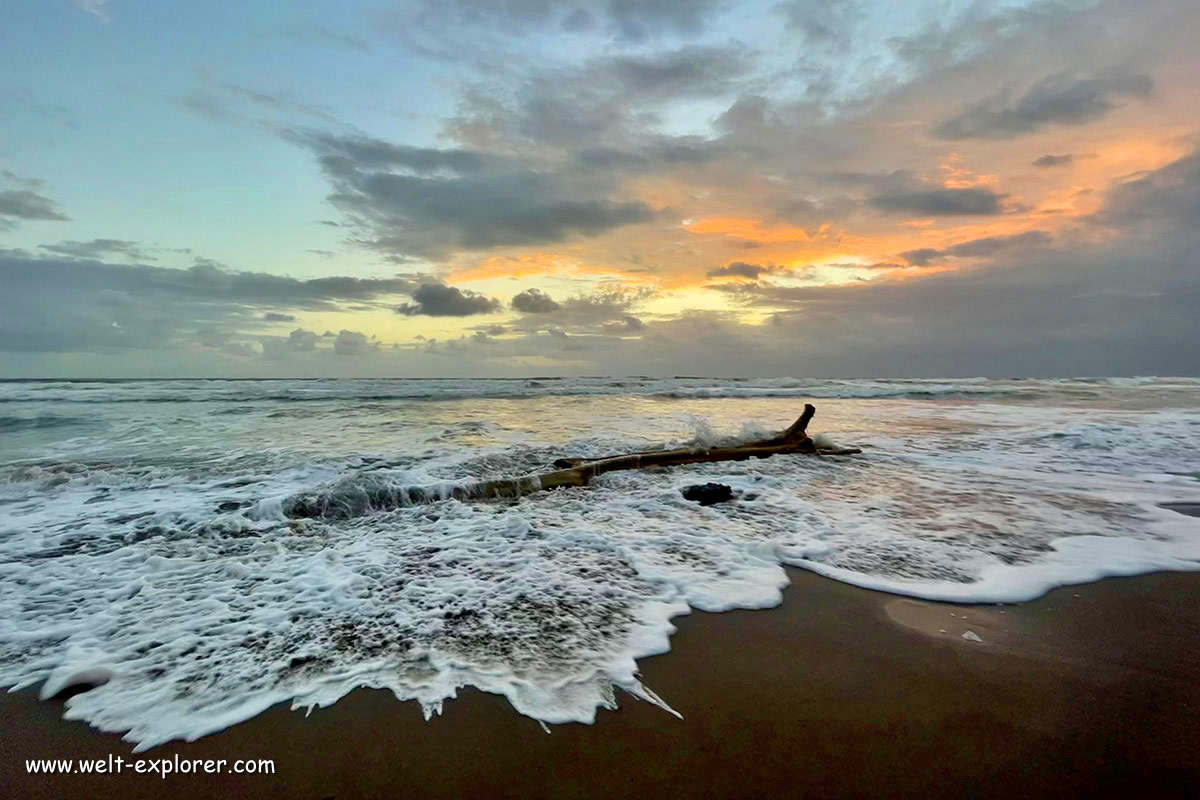 Meer und karibischer Strand bei Cahuita