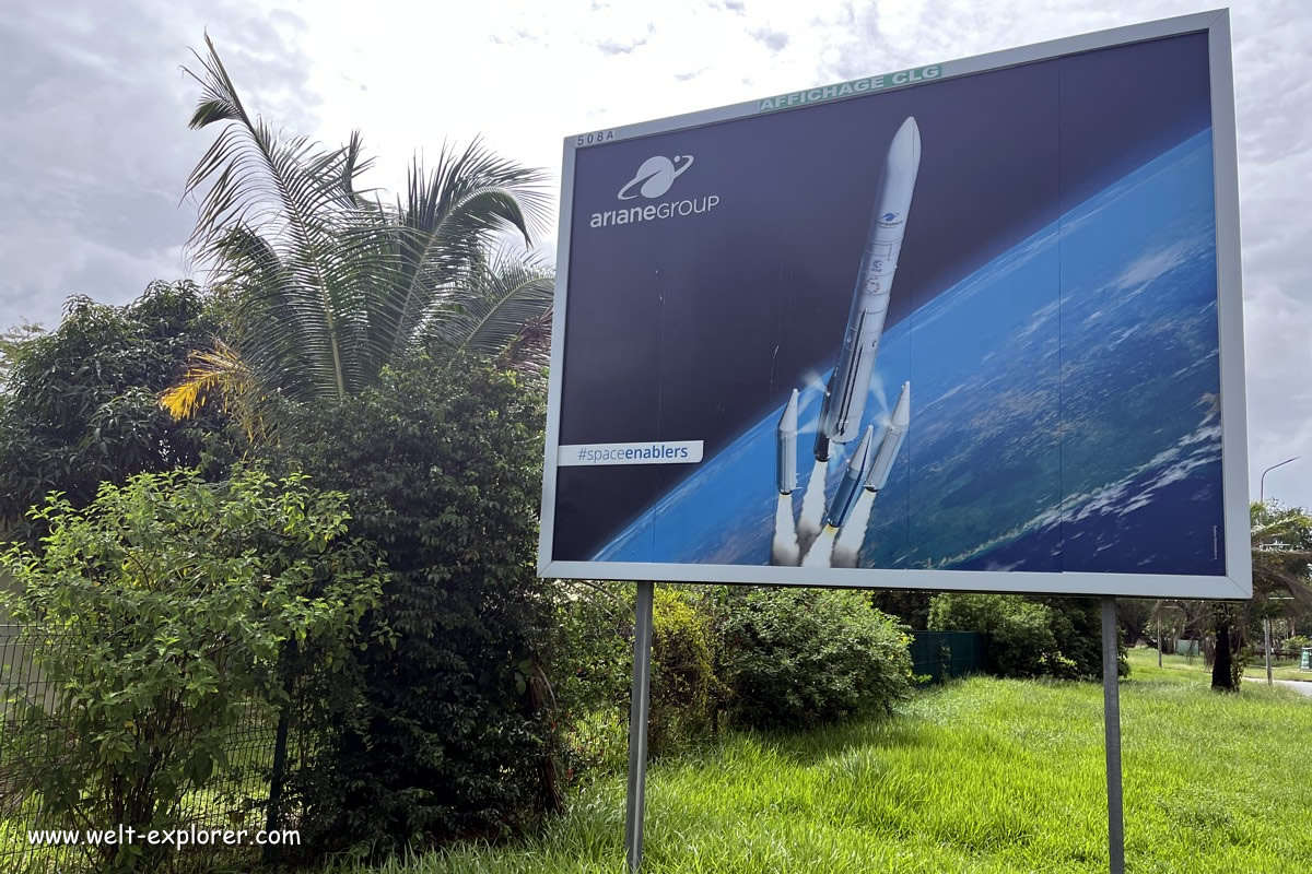 Werbung für Ariane Rakete in der Stadt Kourou