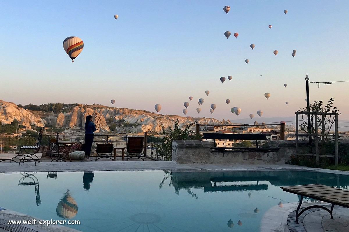 Hotel mit Pool und Blick auf die Heissluftballons bei Göreme