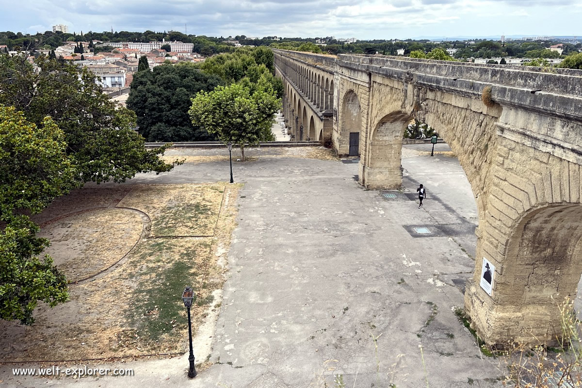 Historische Architektur mit Aquädukt an der Promenade du Peyrou