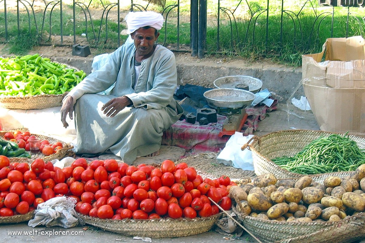 Händler am Strassenmarkt in Ägypten