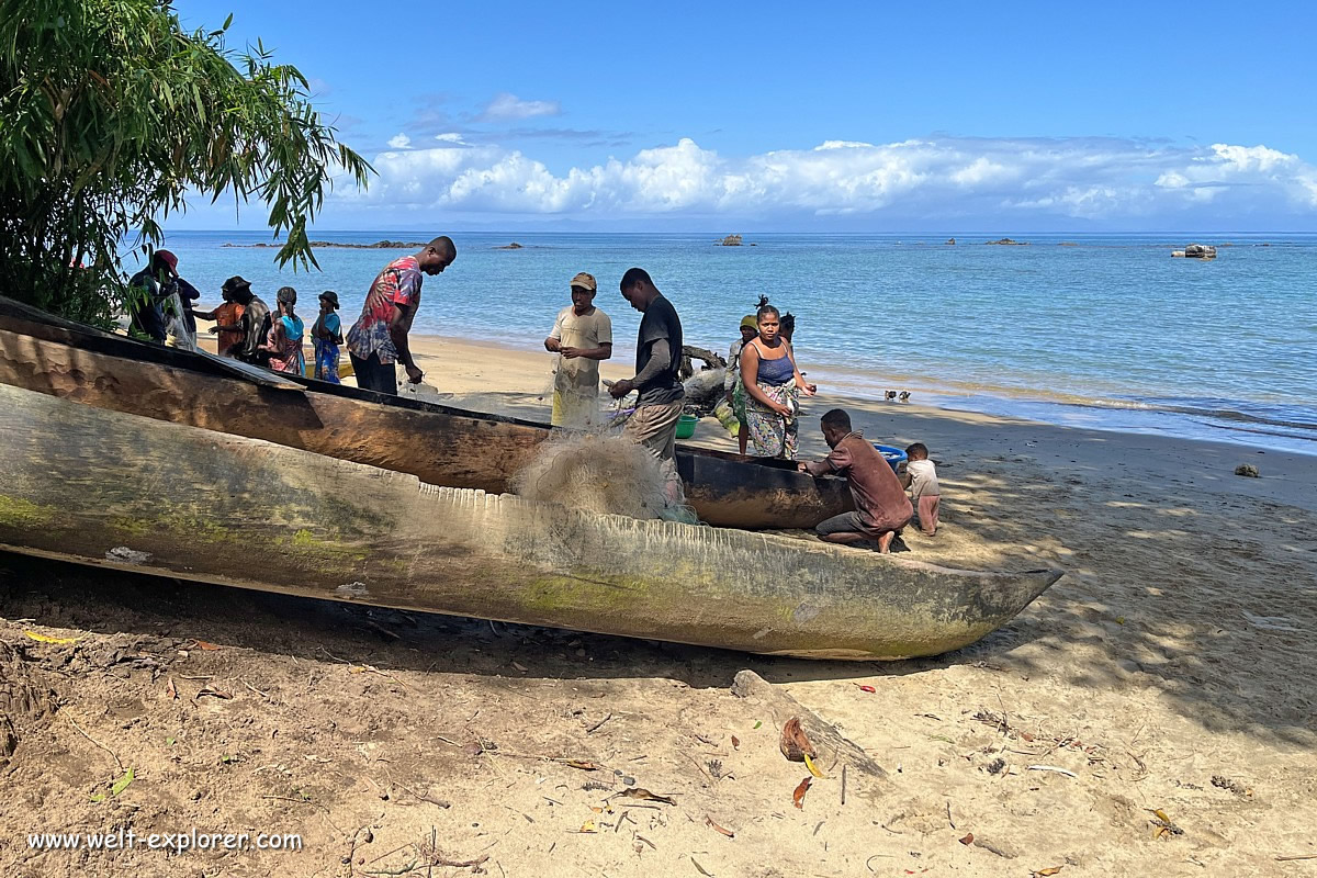 Fischerboot und madagassisches Dorf Ambodiforaha