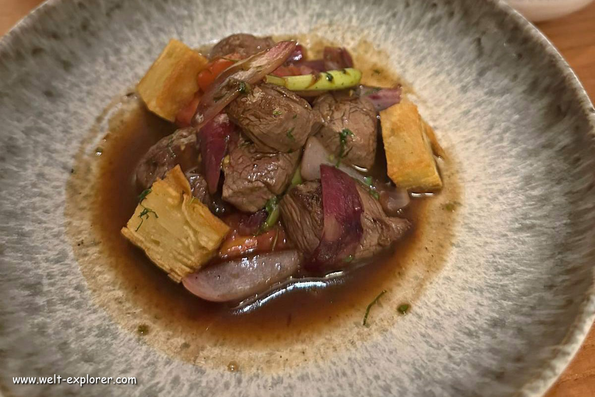 Peruanisches Gericht Lomo Saltado