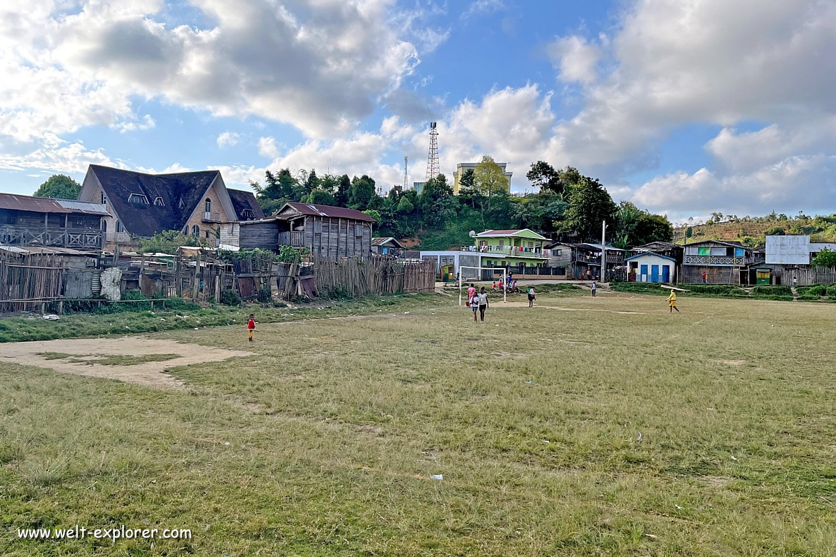 Madagassisches Dorf mit Fussballplatz