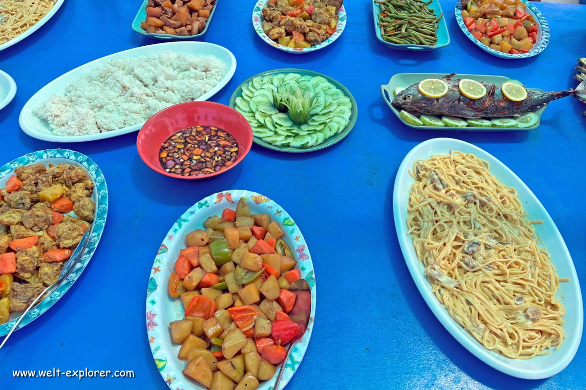 Philippinisches Essen auf dem Schiff
