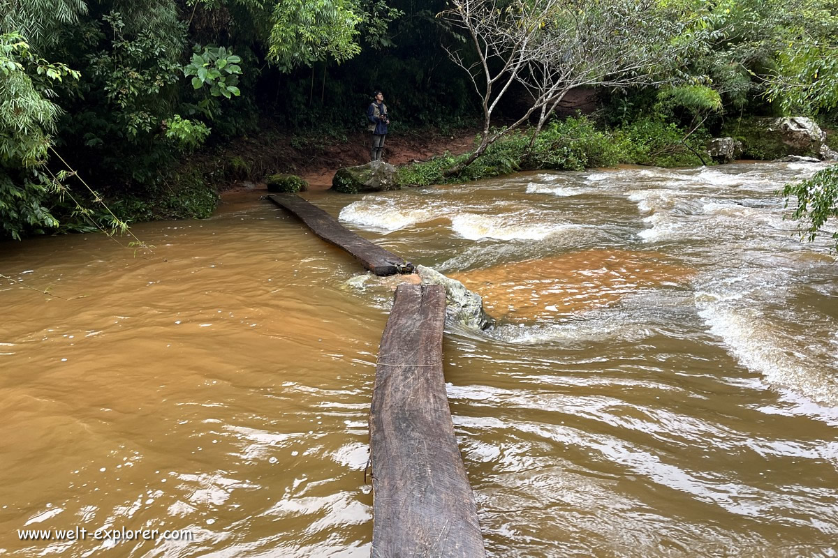 Wanderweg über Brücke Fluss Rio Elvira