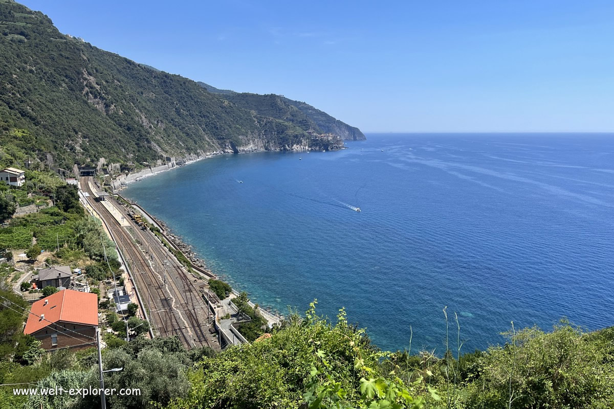 Bahnreise und Bahnhof von Corniglia
