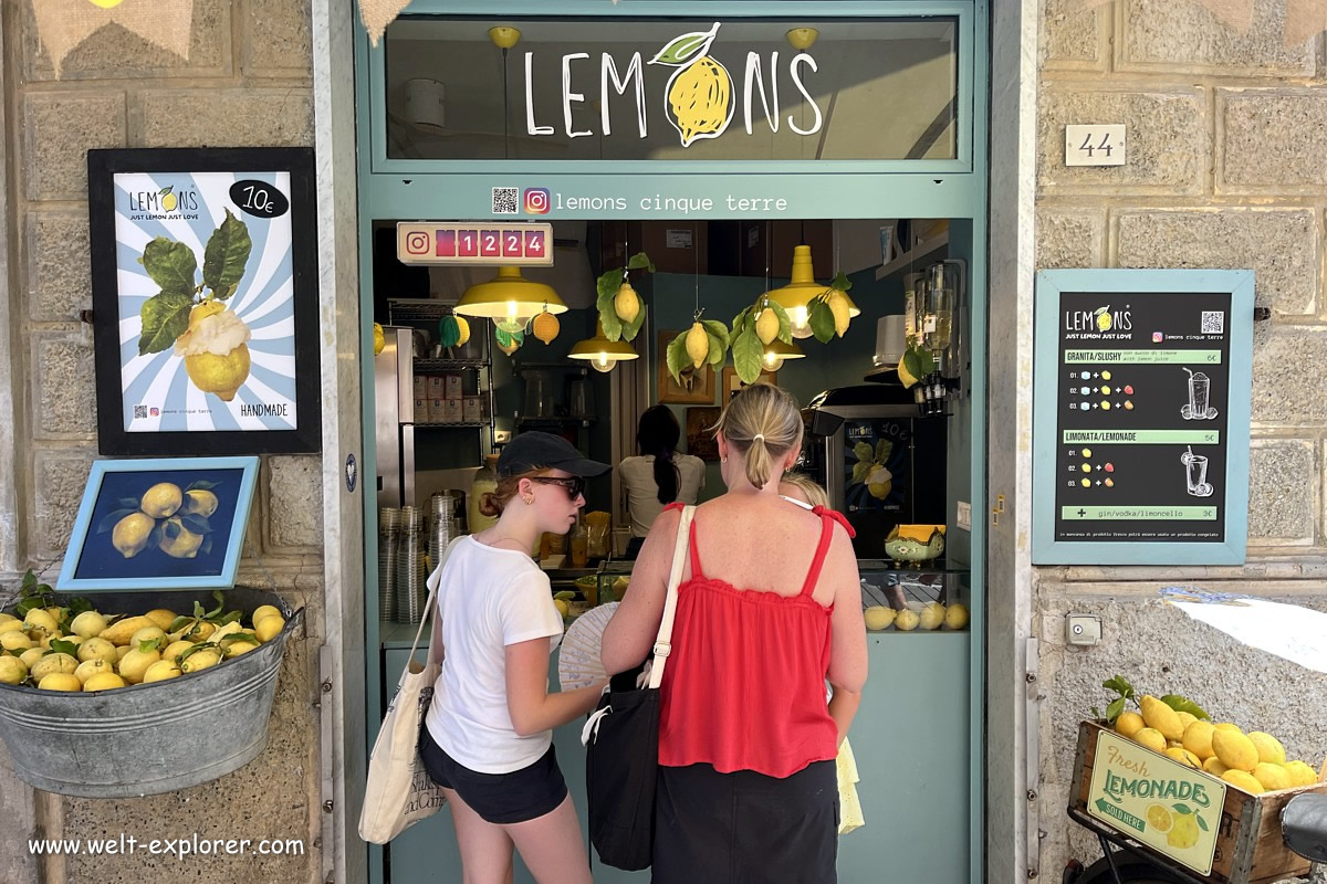 Limonade und Drink aus Zitrone