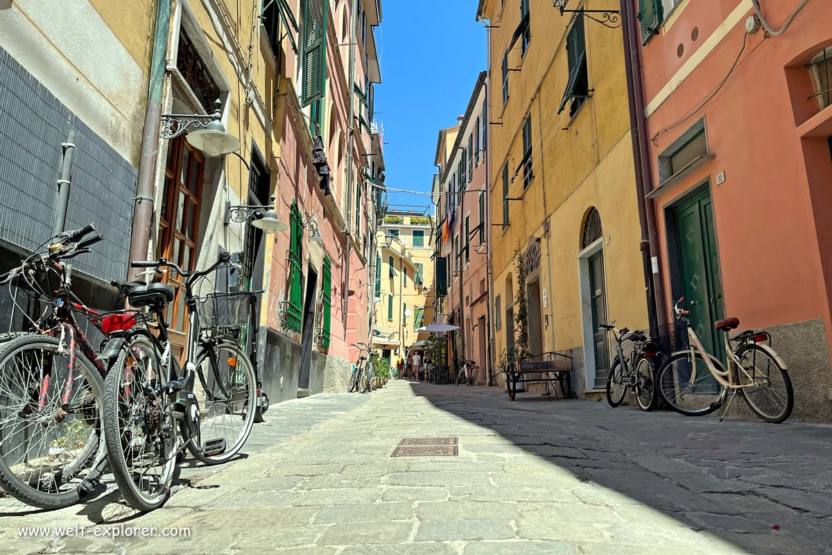 Fahrräder in Gasse in Monterosso in den Cinque Terre