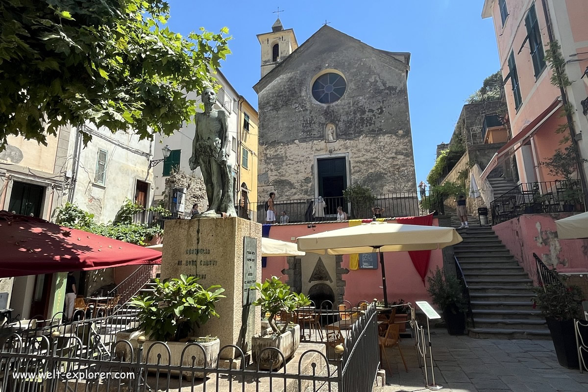 Kirche und Platz in Corniglia