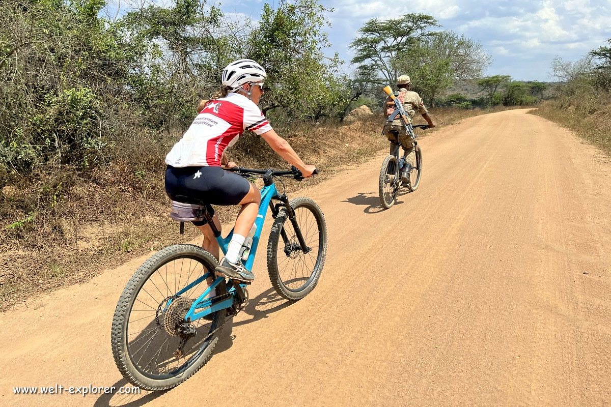 Park Ranger auf der Bikereise durch Uganda im Mburo-Nationalpark