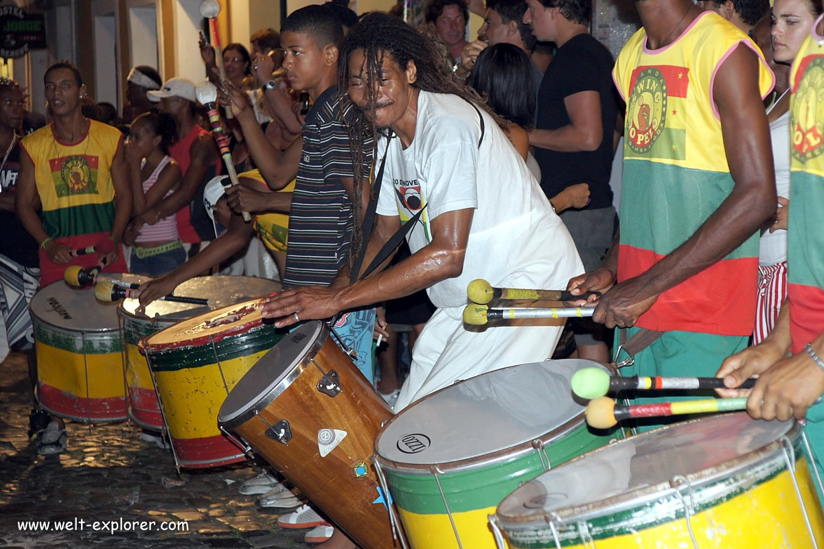 Brasilianische Musiker mit Trommel in Salvador