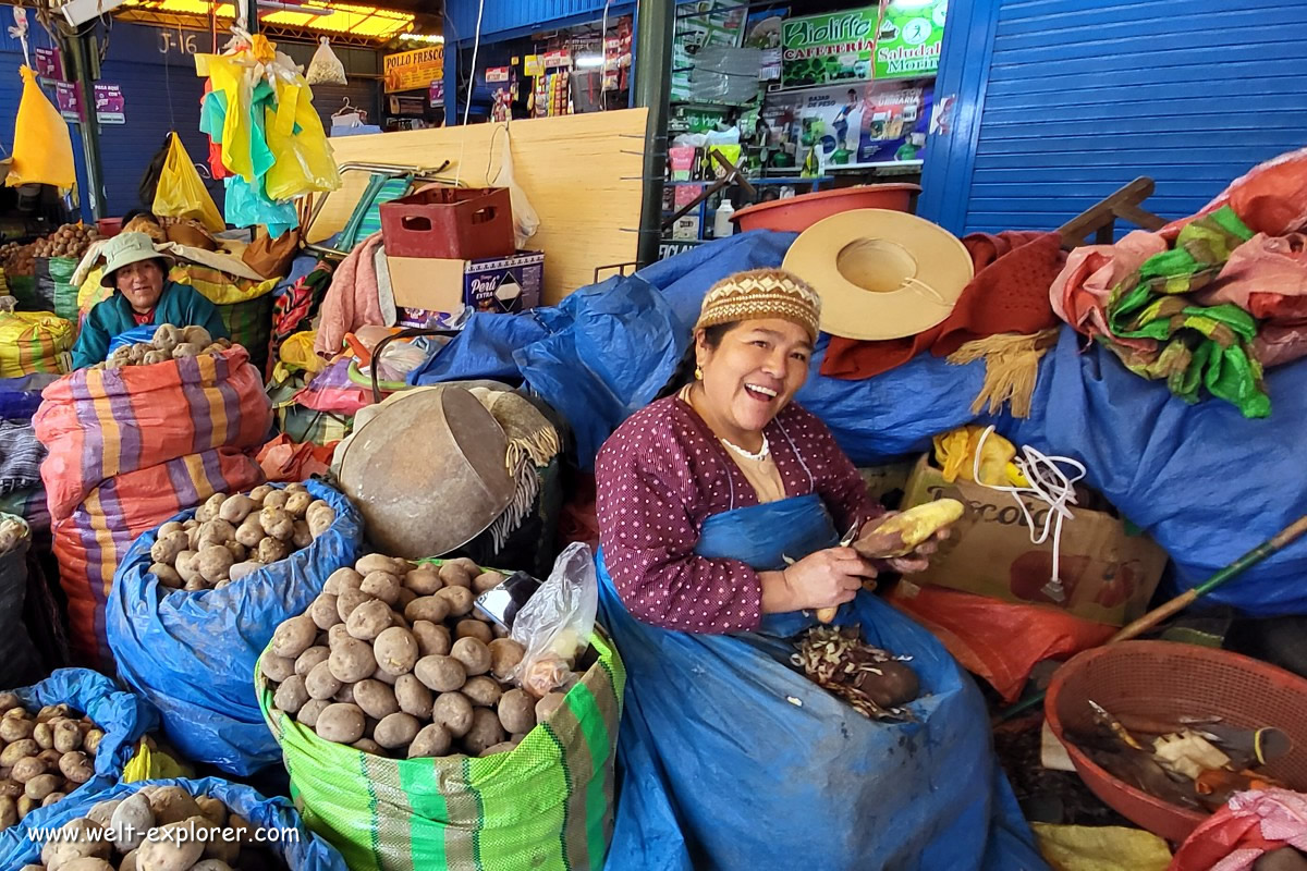 Peruanerin und Verkäuferin auf Markt