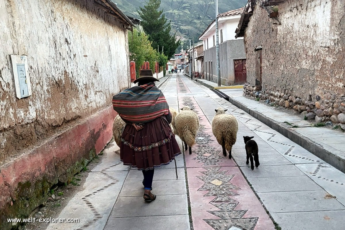 Peruanerin in Gasse in Cusco